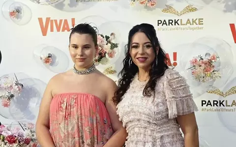 Oana Roman și fiica ei au atras toate privirile la VIVA! Influencers Party 2026. La 12 ani, Isabela are deja un stil femin și rafinat: rochie lungă, accesorii statement și machiaj discret