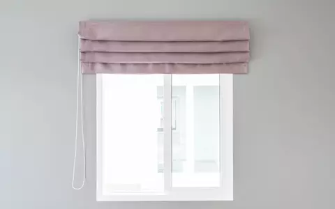 Ce perdele alegi când chiuveta se află chiar sub geam?