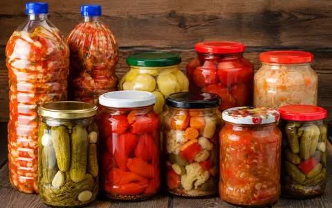 Ce să pui în salicilat ca să iasă gustoase conservele. Ingredientul secret care se adaugă pentru a păstra legumele mai bine