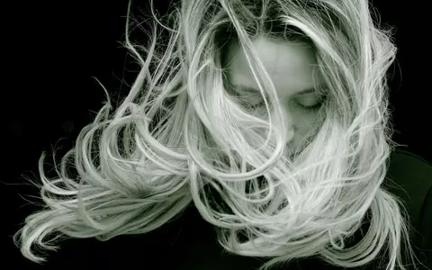 Ghidul complet pentru un blond impecabil: Cum să treci la blond fără să-ți distrugi părul