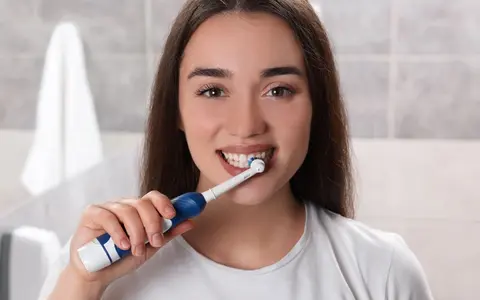 Ce greșeli faci când te speli pe dinți și provoci retragerea gingiilor. Medic: "Mai multă forță nu înseamnă o curățare mai eficientă"