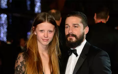 Shia LaBeouf și Mia Goth s-au despărțit în secret, anul trecut, după 13 ani de relație. Actrița a înaintat actele de divorț abia acum și face acuzații grave la adresa starului din Transformers