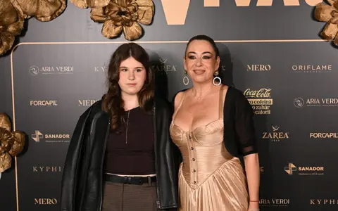 Oana Roman și Isabela, apariție spectaculoasă la Petrecerea VIVA! 2026. Vedeta a purtat rochie sculpturală cu accente aurii, iar fiica ei a impresionat cu o ținută modernă și plină de atitudine