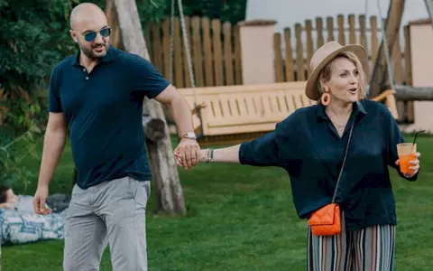 Mirela Vaida spune că soacra ei nu a acceptat-o nici acum: „A plâns o lună înainte de nuntă și de atunci plânge în fiecare zi, de 22 de ani, de mila băiatului ei. Eu plâng de draci când o aud la telefon că îl sună pe puiul mamii”