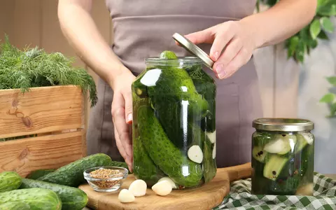 Ce condimente se pun la murături? Ghidul complet pentru un gust desăvârșit și legume crocante