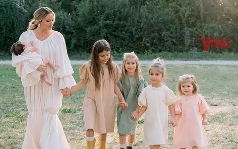 Cum i s-a schimbat viața Laurei Cosoi de când are cinci copii și cum au reacționat fetițele la venirea bebelușei Nina: "Nu pot împărți fiecare zi în cinci porții identice. Dar pot avea grijă ca niciuna să nu simtă că trebuie să se descurce singură" / EXCLUSIV