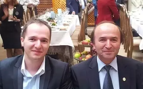 Fiul lui Tudorel Toader, arestat preventiv pentru 30 de zile, fiind acuzat de agresiune sexuală asupra a două studente. Reacția tatălui său, fostul ministru al Justiției: "E un atac la adresa mea, lovindu-se în Alexandru!"