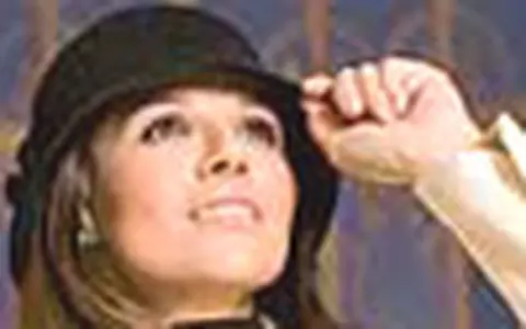 Oana Cuzino - Eleganta in alb si negru