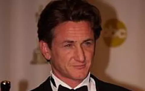 Sean Penn flirteaza cu Petra Nemcova