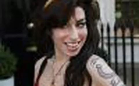 Amy Winehouse, curtata de Julia Roberts si George Clooney