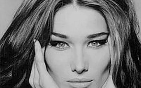 Carla Bruni il eclipseaza pe Sarkozy