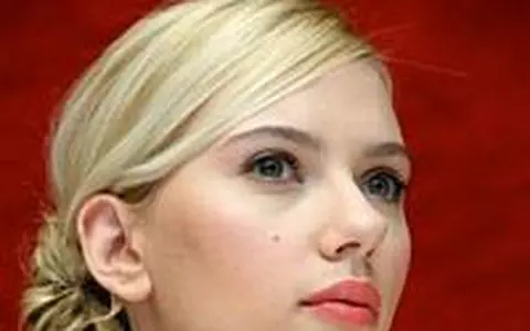 Scarlett Johansson si Ryan Reynolds s-au logodit