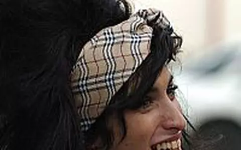 Amy Winehouse, arestata pentru detinere de droguri