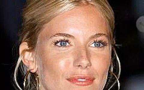 Sienna Miller si Rhys Ifans - Probleme in paradis