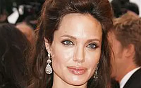 A nascut Angelina Jolie in Franta?