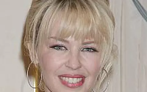 Kylie Minogue a fost decorata de Printul Charles