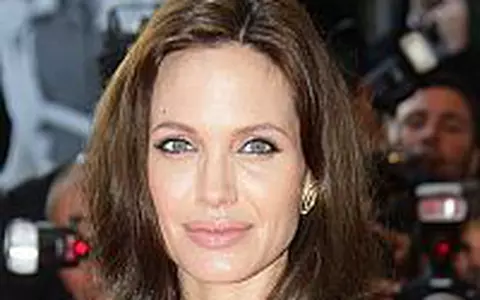 Angelina Jolie a nascut doi gemeni: un baiat si o fetita
