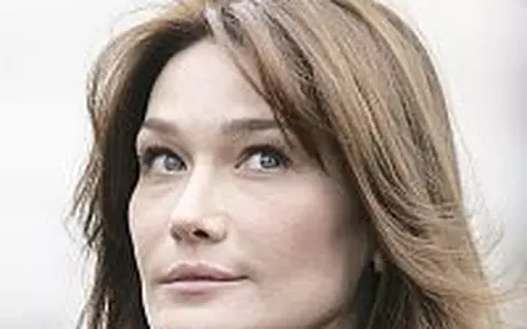 Carla Bruni a cantat in direct la BBC