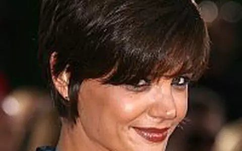 Debutul lui Katie Holmes pe Broadway, perturbat de adversarii scientologiei