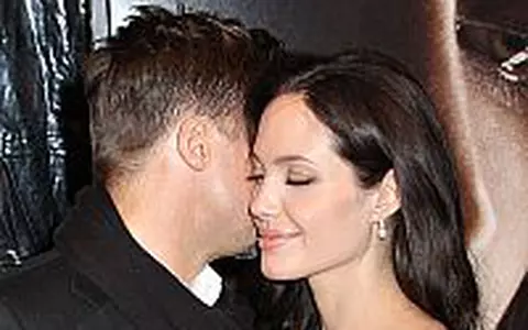 Angelina Jolie si-a facut un tatuaj dedicat gemenilor