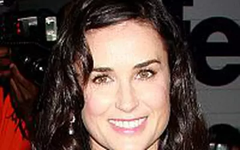 Demi Moore trece in spatele camerelor de luat vederi