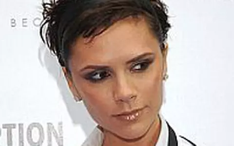 Victoria Beckham se dezbraca pentru Armani