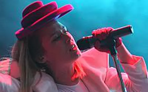 Roisin Murphy se relaxeaza la prezentari de moda