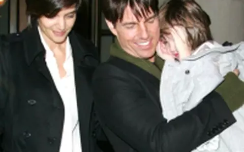 Tom Cruise si Katie Holmes au intrat sub protectia politiei