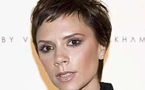 Victoria Beckham s-a dezbracat pentru Armani