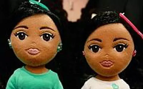 Obamania: Au aparut papusile Malia si Sacha
