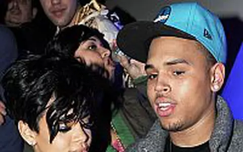 Rihanna, agresata si amenintata cu moartea de Chris Brown
