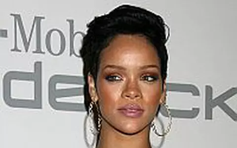 Rihanna are rani oribile, buzele si nasul sparte