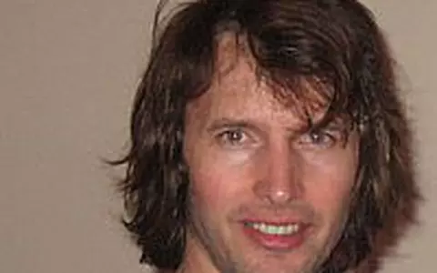 James Blunt a primit un tort in forma de chitara - VIDEO