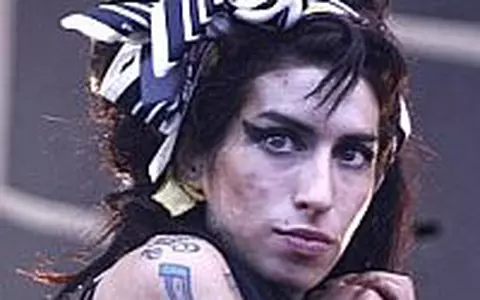 Amy Winehouse a agresat un barbat in avion