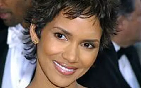 Halle Berry e cea mai sexy femeie de culoare