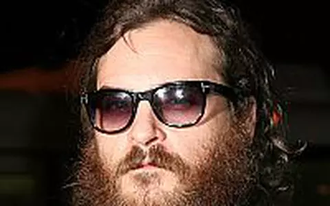 Joaquin Phoenix s-a batut in timpul concertului sau - VIDEO
