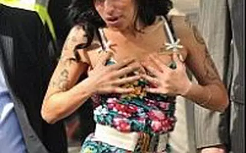 Amy Winehouse neaga ca a agresat o femeie la un bal