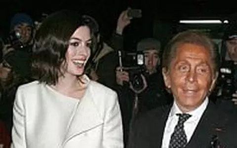 Fotografia zilei: Anne Hathaway si Valentino - In alb si negru