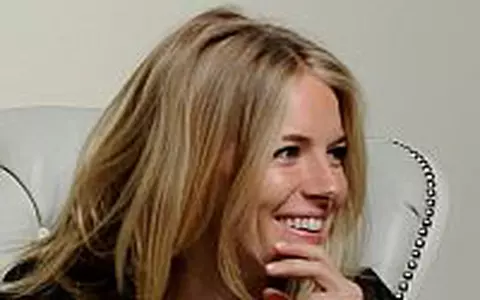 Sienna Miller s-a indragostit de Boss