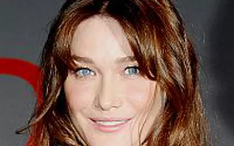 Carla Bruni Sarkozy vine in Romania