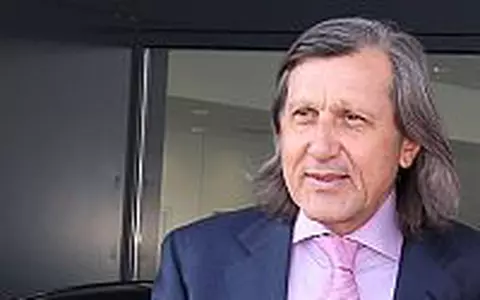 Ilie Nastase conduce o limuzina de lux