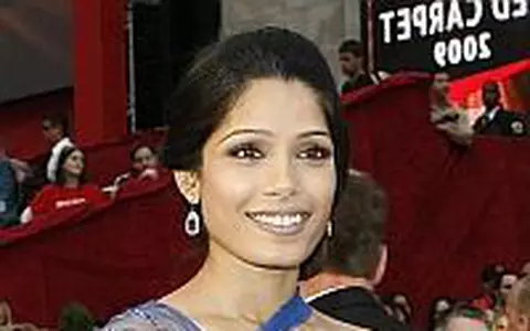 Freida Pinto l-a sedus pe George Clooney