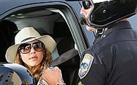 Jessica Alba - A flirtat cu un politist