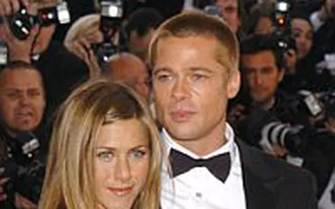 Brad Pitt se apropie periculos de Jennifer Aniston
