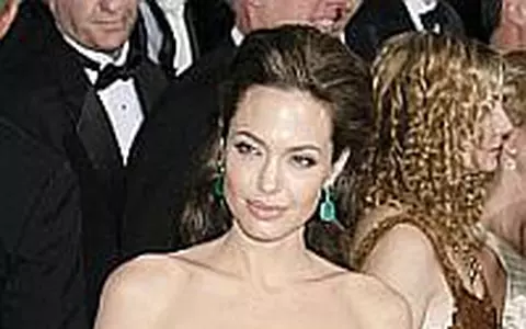 Angelina Jolie a avut o relatie cu prietenul mamei sale