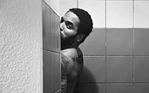 Lenny Kravitz apare gol pe Twitter - VIDEO