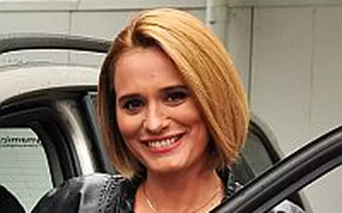 Andreea Esca conduce un BMW X3