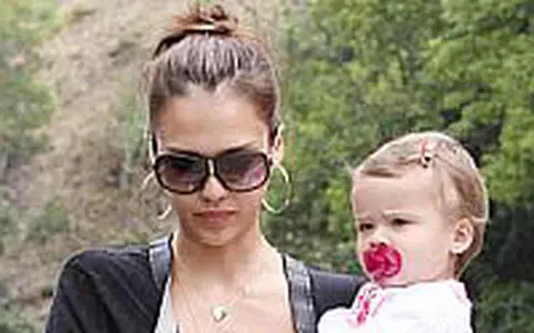 Jessica Alba, cu fetita in vizita