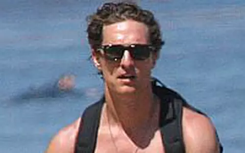 Matthew McConaughey s-a certat cu paparazzii