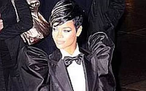 Rihanna poarta doliu pentru Michael